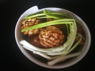 13、午餐秋冬滋补篇:排骨遇见小鲍鱼,装入碗中,上面放入三分之二的小葱,入高压锅,选排骨键。