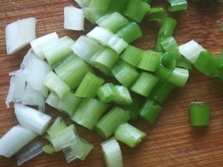 14、午餐秋冬滋补篇:排骨遇见小鲍鱼,剩下部分小葱切葱花。