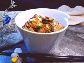 16、午餐秋冬滋补篇:排骨遇见小鲍鱼,出锅后,取出蒸前放上的小葱,撒上葱花和冷开水浸泡过的枸杞。拍照留念然后就可以享用了~