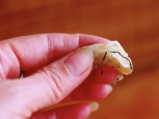 2、三鲜小豆腐，烟台人的美食，好多人没吃过，简单3步教会你！,准备好食材以后，用厨房剪刀给虾仁开背去虾线（去虾线是在虾的背部用剪刀剪开后，中间有一根黑色的线，去除干净就可以了）
