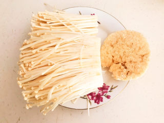 4、酸汤肥牛金针菇,金针菇清洗干净，把金针菇根部切掉