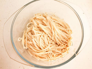 6、酸汤肥牛金针菇,把炒好的金针菇捞出来