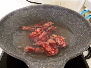 7、酸汤肥牛金针菇,加入肥牛，肥牛变色即可