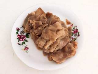 8、酸汤肥牛金针菇,把焯好的肥牛捞出来