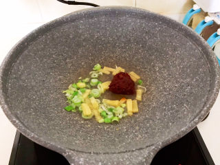 11、酸汤肥牛金针菇,炒出香味后加入郫县豆瓣酱