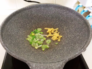 10、酸汤肥牛金针菇,油烧热后加入葱姜