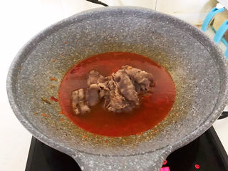 14、酸汤肥牛金针菇,加入肥牛