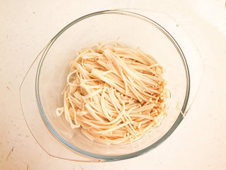 16、酸汤肥牛金针菇,把焯好的金针菇放入碗底