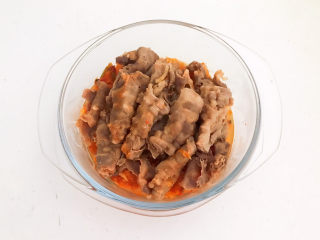 17、酸汤肥牛金针菇,加入煮好的肥牛