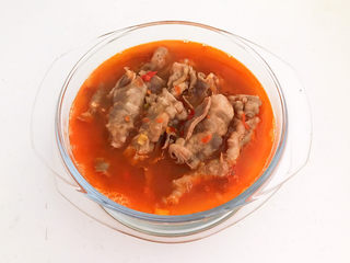 18、酸汤肥牛金针菇,倒入汤汁