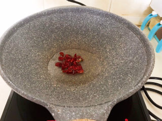 20、酸汤肥牛金针菇,油烧热后加入干红辣椒段，炒香即可