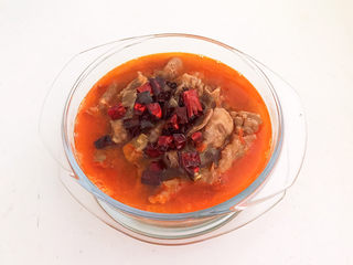 21、酸汤肥牛金针菇,把辣椒油倒在肥牛上面即可