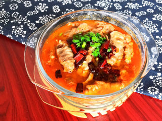 22、酸汤肥牛金针菇,撒上一点香菜末就可以吃了