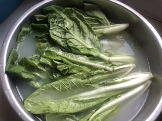 3、香菇炒青菜,淘米水浸泡。