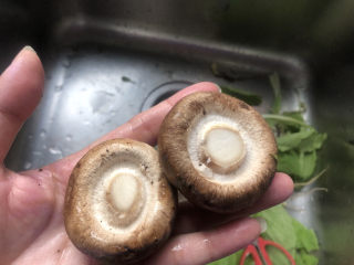 4、香菇炒青菜,香菇去蒂。