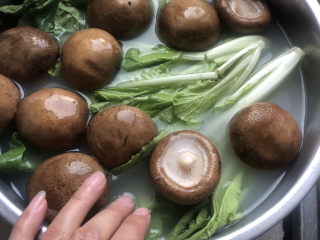 5、香菇炒青菜,同样浸泡一会。