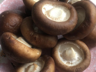 7、香菇炒青菜,香菇洗净备用。