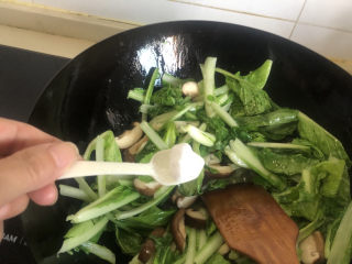 12、香菇炒青菜,加盐