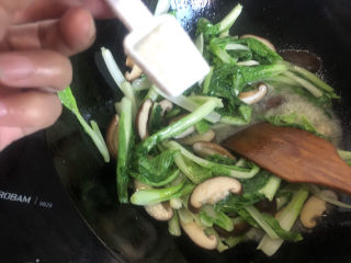 13、香菇炒青菜,加糖