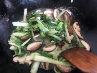 14、香菇炒青菜,翻炒均匀入味即可关火。