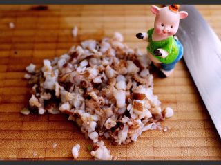 9、芹菜肉馅饺子,用刀把八爪蛸提前切碎