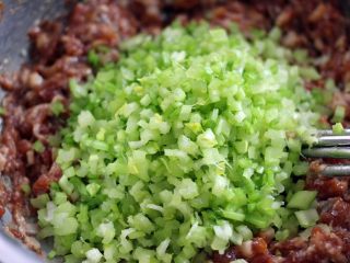15、芹菜肉馅饺子,加入切碎的芹菜末搅拌均匀即可……