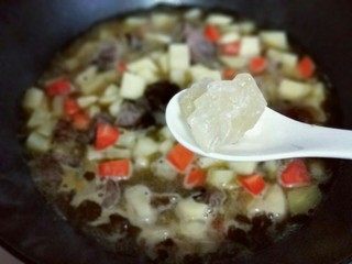 10、咖喱牛肉彩蔬饭,加入冰糖，大火烧开。