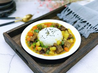 13、咖喱牛肉彩蔬饭,盛出装盘。一盘营养全面，有菜，有肉，有饭(^_^)