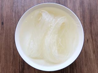 2、粉丝蒸青蟹,龙口粉丝放入碗里，倒入热水，浸泡10分钟，浸泡好沥干水待用。