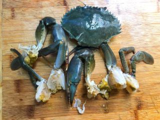 3、粉丝蒸青蟹,用一只筷子从青蟹的嘴部插入，来回抽几下，等青蟹不会动在解开绳子，用刷子把外壳刷干净，再把青蟹的壳撬开，去掉蟹鳃，蟹肠，蟹心，蟹胃，清洗干净，切成小块待用。