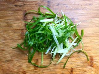 4、粉丝蒸青蟹,把葱清洗干净，切成葱丝待用。