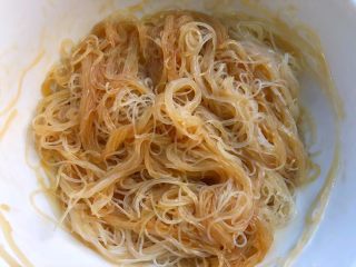 5、粉丝蒸青蟹,把沥干水的粉丝放入碗里，加入10克生抽，5克蚝油，少许白糖搅拌均匀。