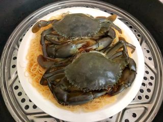 7、粉丝蒸青蟹,蒸锅放入适量水烧开，放入蒸屉，再把盘子放到蒸屉上，大火蒸10分钟。