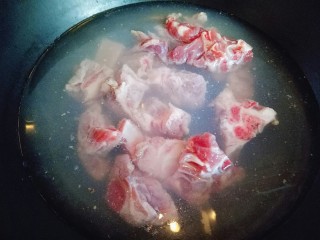 6、胡萝卜小排汤,排骨洗干净后，冷水入锅焯水。大火烧开即可捞出，用冷水反复冲洗，把排骨上的杂质冲洗干净备用。