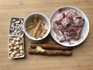 1、沙虫茨实莲子山药排骨汤,材料准备如图⬆️
