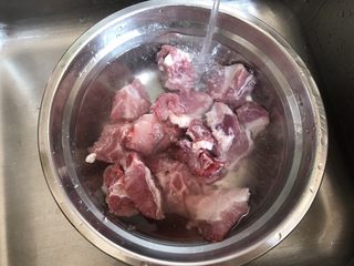 2、沙虫茨实莲子山药排骨汤,首先,排骨买回来先泡一会出出血水