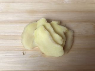 5、沙虫茨实莲子山药排骨汤,姜切片