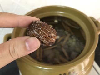 10、沙虫茨实莲子山药排骨汤,加入一粒蜜枣,可以起去腥作用,也增加汤的清润