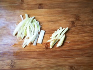 2、泡椒洋葱炒鸡丁,大葱，姜分别切丝