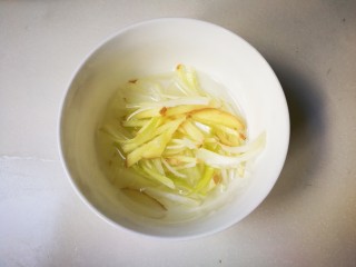 3、泡椒洋葱炒鸡丁,葱姜丝放入碗中，放入100毫升清水浸泡抓一抓