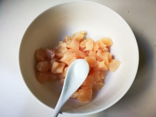 4、泡椒洋葱炒鸡丁,鸡脯丁放入碗中，放半小勺盐