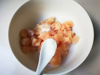 5、泡椒洋葱炒鸡丁,放入半小勺糖