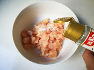 6、泡椒洋葱炒鸡丁,放入少许白胡椒粉