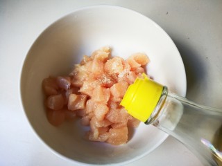 7、泡椒洋葱炒鸡丁,放入一勺料酒抓一抓