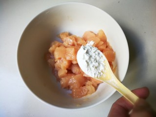 8、泡椒洋葱炒鸡丁,放入一勺玉米淀粉