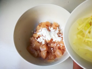 9、泡椒洋葱炒鸡丁,放入适量葱姜水