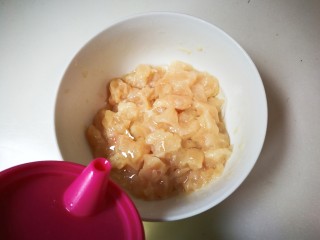 10、泡椒洋葱炒鸡丁,轻轻抓至有粘性，淋入一勺葵花籽油，腌制半小时