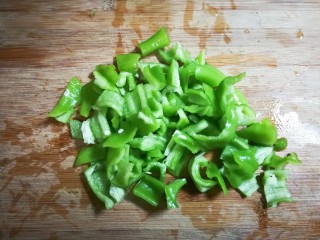 11、泡椒洋葱炒鸡丁,泡椒去籽洗净切成小块