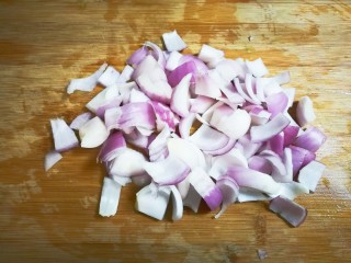 12、泡椒洋葱炒鸡丁,洋葱剥去皮切成小块