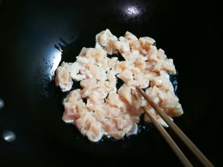 13、泡椒洋葱炒鸡丁,热锅凉油放入鸡丁